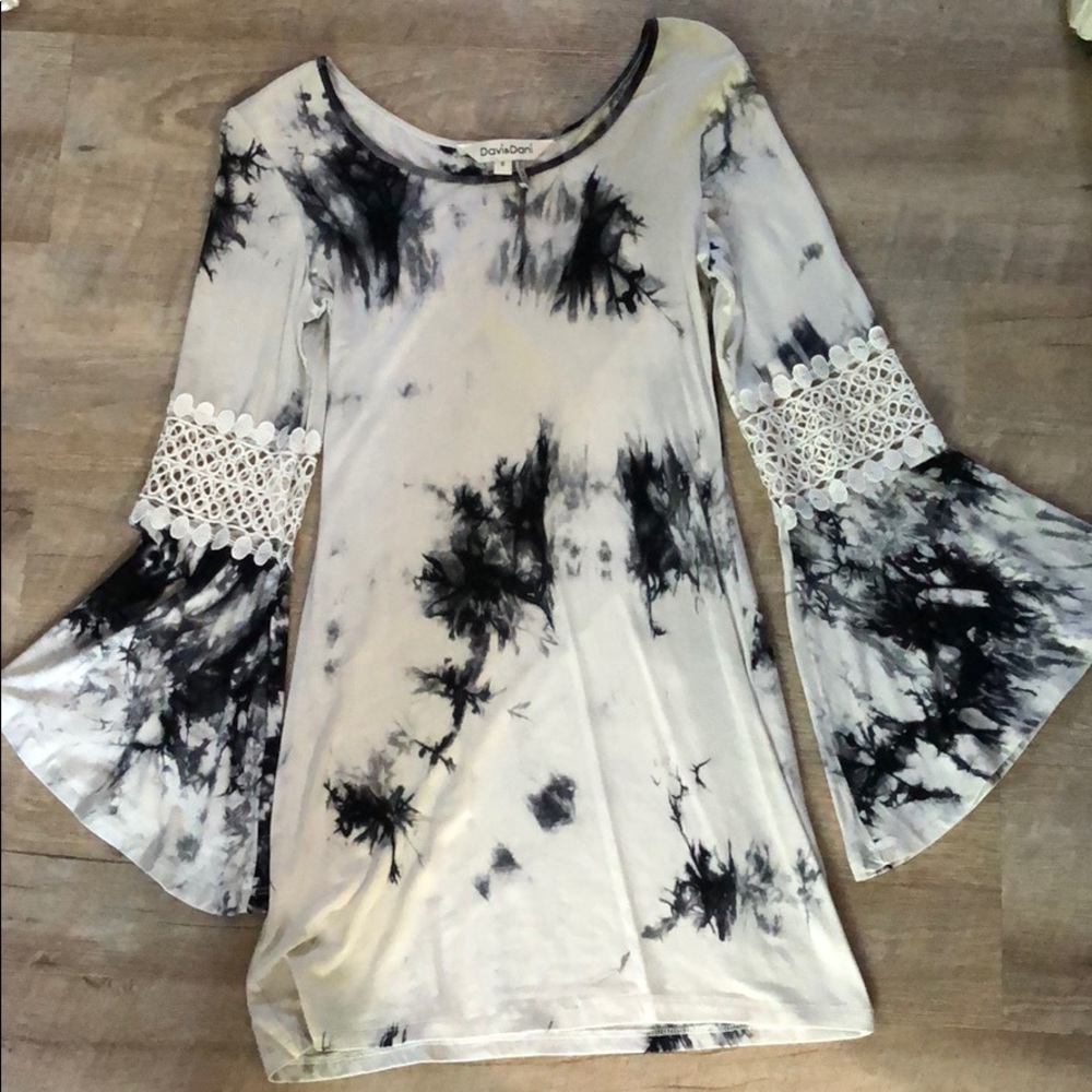 Bell bottom sleeve dress